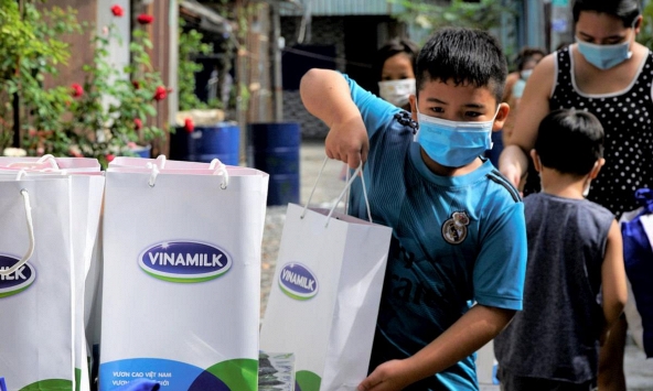San sẻ khó khăn mùa dịch, Vinamilk tặng 45.000 phần quà cho người dân gặp khó khăn tại TP.HCM, Bình Dương, Đồng Nai