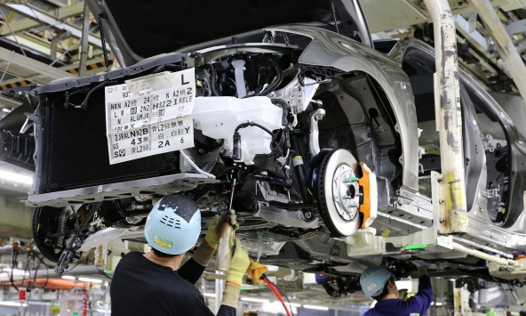 Vì sao giá xe ô tô cao ngất ngưởng?