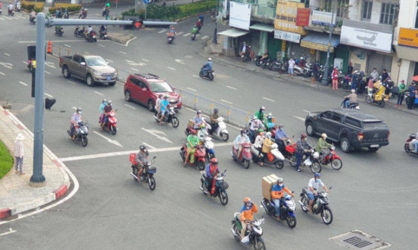 Người dân TP.HCM nườm nượp đi lại, tất bật mua sắm dù đang giãn cách xã hội