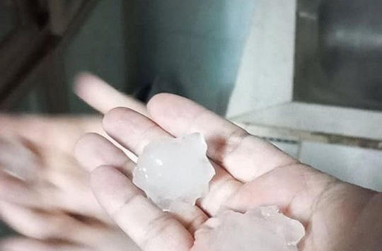 Xuất hiện mưa đá bất thường tại TP.HCM