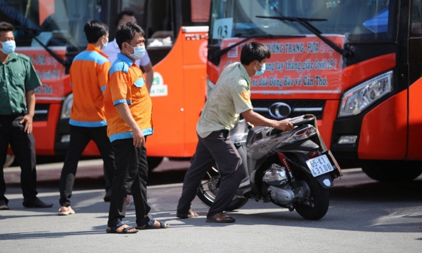 Cần Thơ điều xe cảnh sát, xe cứu thương lên TP.HCM đón người về quê