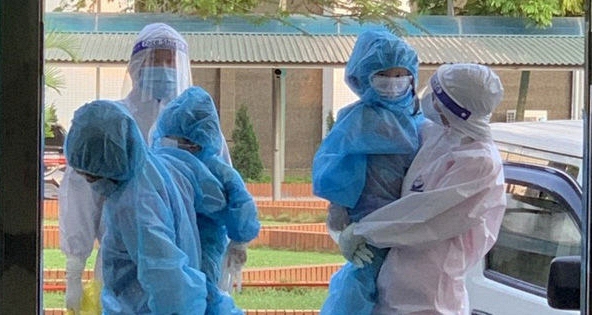 Cha mẹ được đi cùng trẻ nhiễm COVID-19 đến cơ sở y tế điều trị 