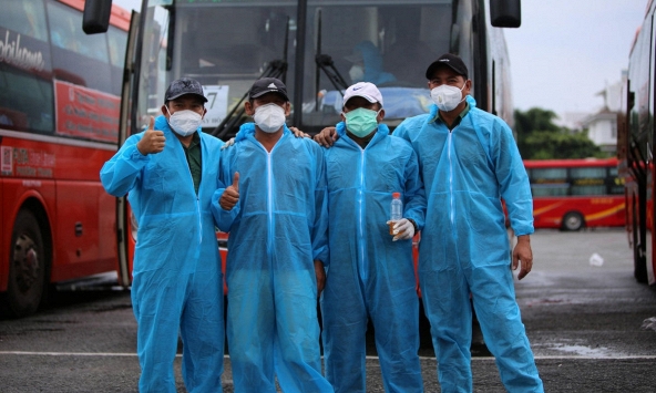 Những người thầm lặng ‘ôm’ vô lăng lao vào tâm dịch