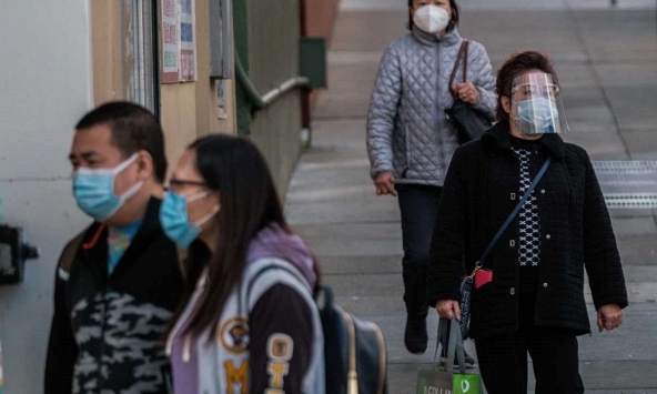 Chuyên gia y tế Malaysia khuyến nghị đeo hai khẩu trang cùng tấm chắn giọt bắn