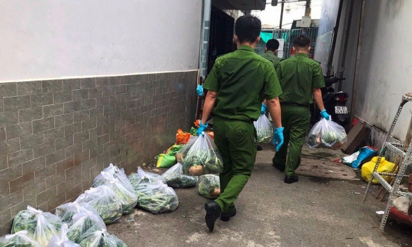 Công an TP.HCM đi phát lương thực cho dân nghèo