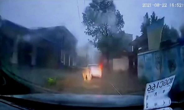 Người đàn ông phản xạ cực nhanh, cứu sống tài xế bị điện giật