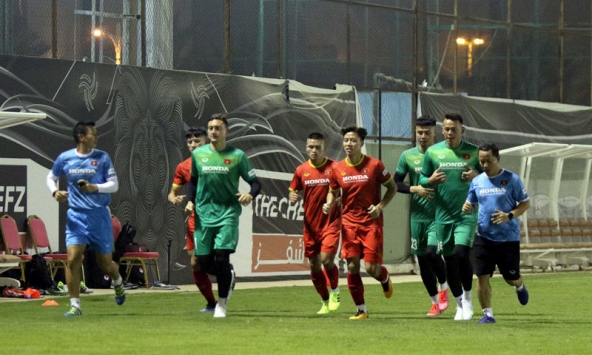 ĐT Việt Nam lao ra sân tập lúc nửa đêm