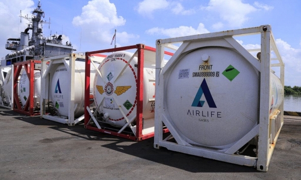 300 máy thở cùng 100 tấn oxy y tế Ấn Độ tài trợ đã đến TP.HCM