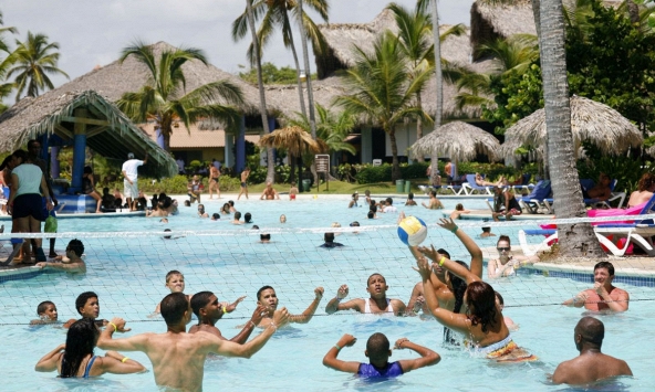 Hai xu hướng ngược ở Caribe: Nửa đón khách đã tiêm vaccine, nửa đón khách chưa tiêm