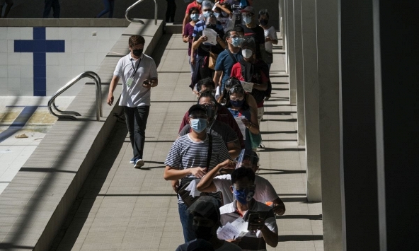 Dùng tiền, địa vị, người giàu châu Á tranh nhau tiêm mũi vaccine COVID-19 thứ 3 bằng mọi giá