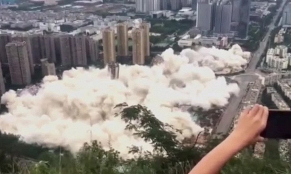 Khoảnh khắc 15 tòa nhà cao tầng bị đánh sập trong 45 giây