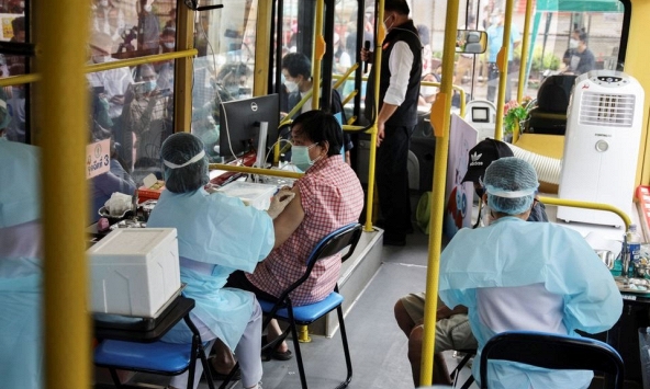 Thái Lan sử dụng xe buýt phục vụ tiêm vaccine cho nhóm người dễ bị tổn thương