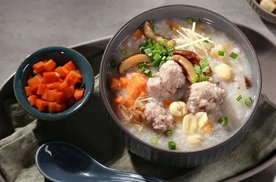 Món ngon mỗi ngày: Cháo hạt sen nấu bò viên
