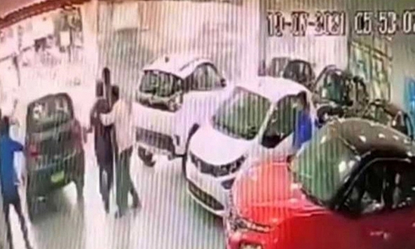 Vừa mua ô tô mới, khách hàng lao xe từ tầng hai đại lý xuống đất