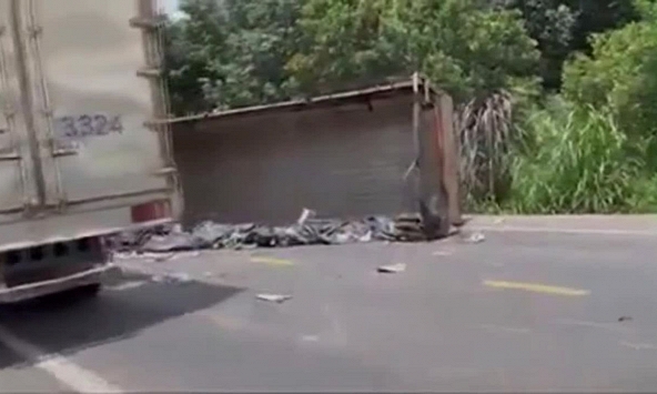 Mất lái khi vào cua, xe tải lật nghiêng rồi trượt dài