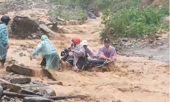 Thót tim cảnh nhóm người vượt lũ ở Quảng Nam 