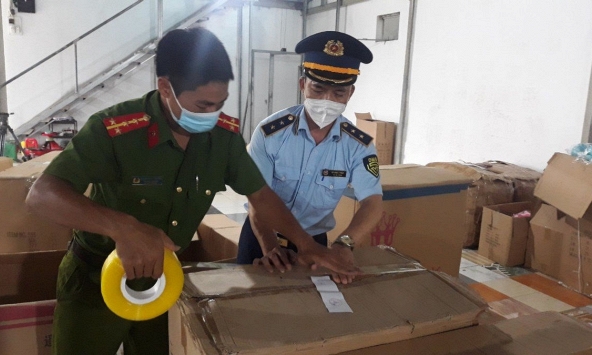 Kho chứa đồ chơi Trung thu nghi hàng Trung Quốc nhập lâu cực lớn bị triệt phá