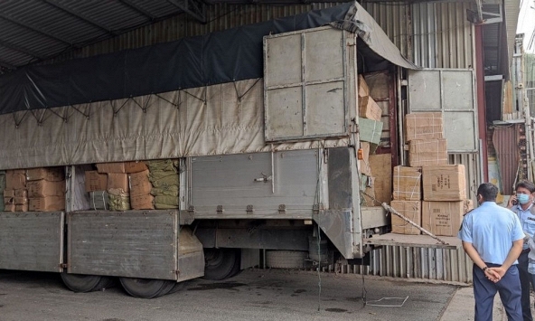 TPHCM phát hiện xe chở 76.000 vật dụng, thiết bị y tế nghi nhập lậu từ Trung Quốc 