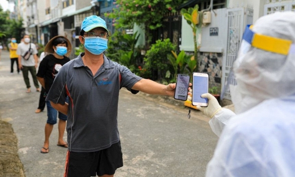 Người dân xét nghiệm COVID-19 nhận nhanh kết quả trên hệ thống trực tuyến