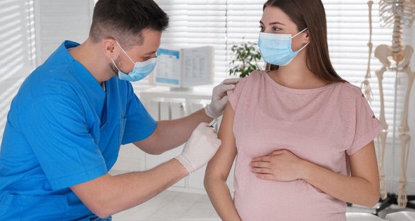 Phụ nữ mang thai tiêm vaccine COVID-19 cần lưu ý gì?