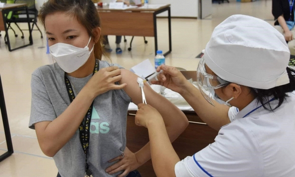 TP.HCM có thêm 666.000 liều vaccine Pfizer và AstraZeneca để tiêm mũi 2