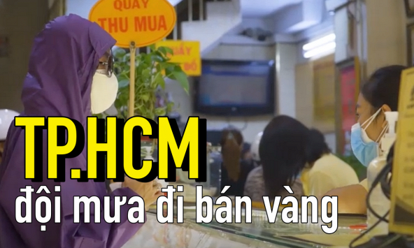Đội mưa xếp hàng bán vàng ở TP.HCM