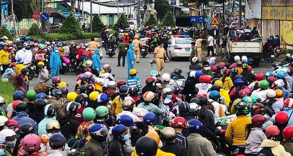 Người tiêm đủ 2 mũi vaccine hoặc khỏi COVID-19 khi về quê được cách ly tại nhà 