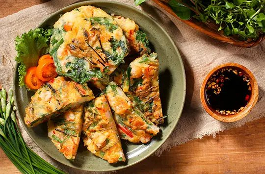 Món ngon mỗi ngày: Bánh tôm hẹ chiên giòn
