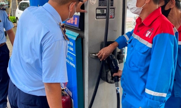 Thêm một cây xăng bị phạt 10 triệu đồng vì treo biển 'mất điện, nghỉ bán'