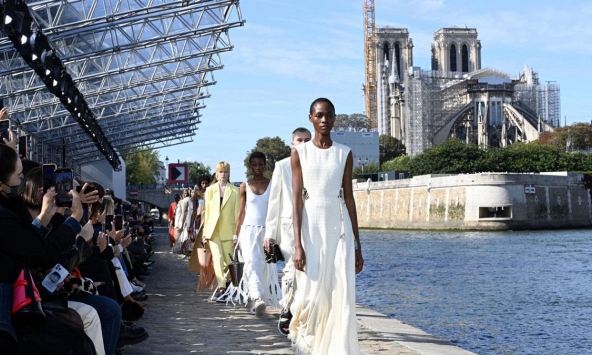 Tuần lễ thời trang Paris, các nhà thiết kế đã trình làng một bộ trang phục mùa hè gợi cảm