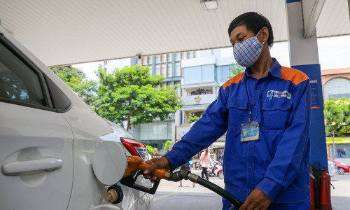 Giá xăng RON 95 tăng gần 1.000 đồng/lít, lập đỉnh trong vòng 7 năm qua