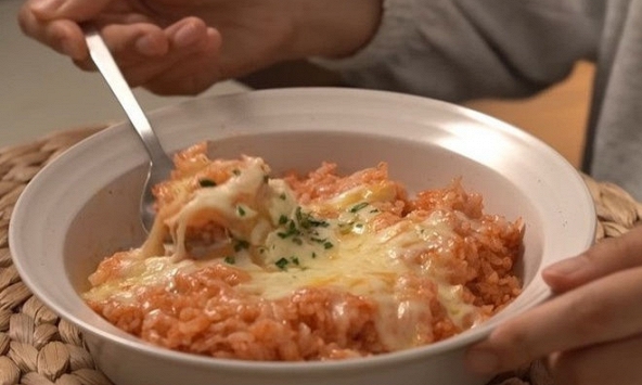 Món ngon: Cơm trứng sốt cay, phủ phô mai cho ngày mưa lạnh