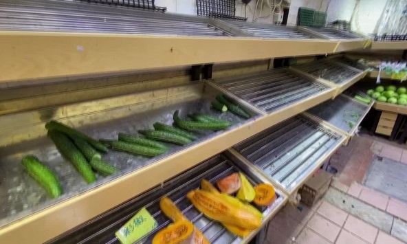 Người Hồng Kông tích trữ thực phẩm trước bão Kompasu