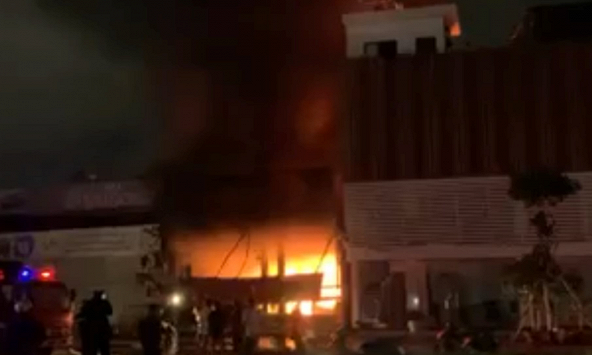 Cháy garage ô tô ở quận 7, thiêu rụi 4 xe bên trong