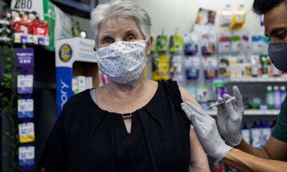 Mỹ tiêm mũi vaccine tăng cường bằng nửa liều vaccine Moderna 