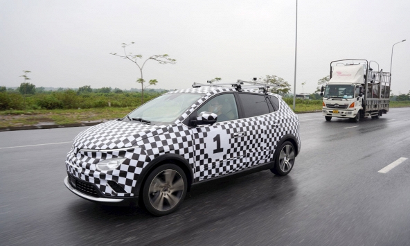 Ô tô điện VinFast VF e34 bắt đầu chạy thử trên đường đô thị