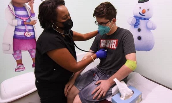 Vaccine Pfizer hiệu quả 93% đối với việc nhập viện ở trẻ từ 12 đến 18 tuổi