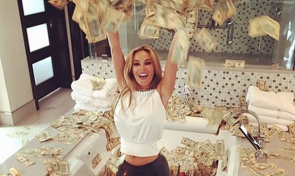 Nhìn vào số cuối ngày sinh, đoán được vận giàu sang của các cô gái