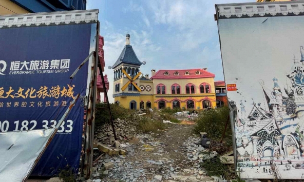 Evergrande vẫn trên bờ vực mặc dù tránh được cú vỡ nợ vào phút cuối