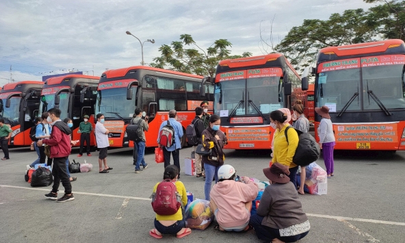 Tiếp tục đưa hơn 1.500 người dân về quê bằng xe khách