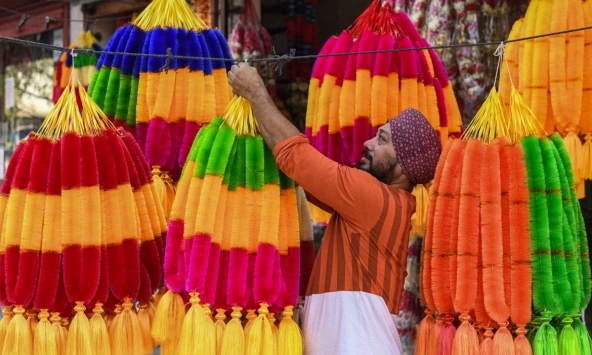 Số ca mắc COVID-19 giảm, người dân Ấn Độ tổ chức lễ hội lớn nhất trong năm