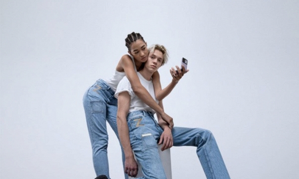 Samsung ra mắt quần jean có túi chuyên dụng đựng riêng cho Galaxy Z Flip3, giá 34 triệu đồng 