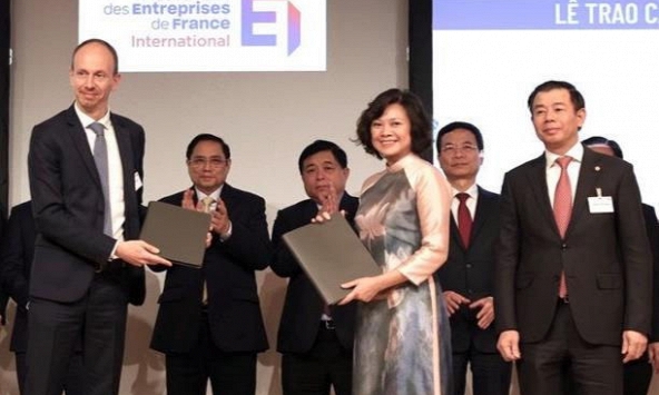 VinFast và EDF ký biên bản hợp tác lắp đặt trạm sạc điện tại Pháp