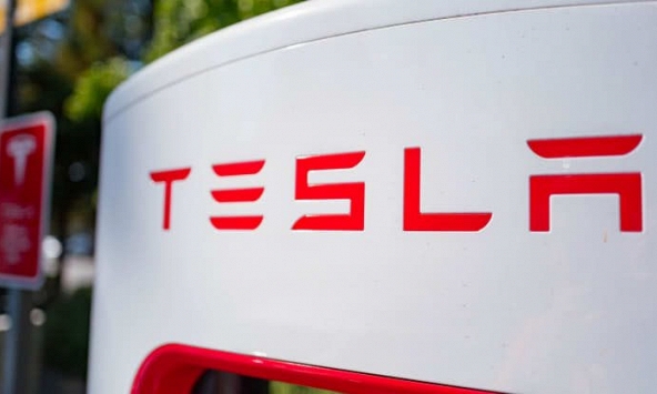 Nhà đầu tư lãi bao nhiêu nếu đầu tư 1.000 USD vào Tesla cách đây 1,5 và 10 năm?