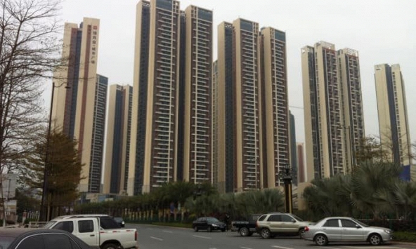 Lo ngại vỡ nợ gia tăng, nhà phát triển bất động sản Trung Quốc Kaisa tạm dừng giao dịch tại Hồng Kông