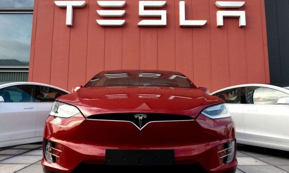 Cổ phiếu của Tesla trượt dốc sau khi người dùng Twitter ủng hộ Elon Musk bán cổ phiếu