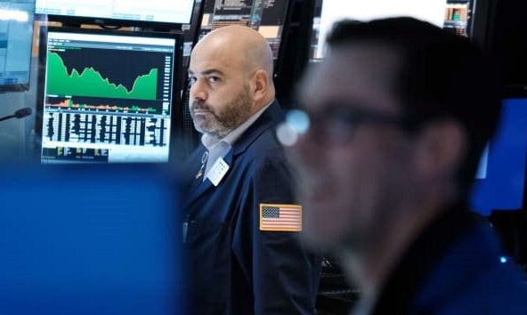S&P 500 lần đầu tiên đóng cửa trên 4.700 khi cổ phiếu cơ sở hạ tầng phục hồi