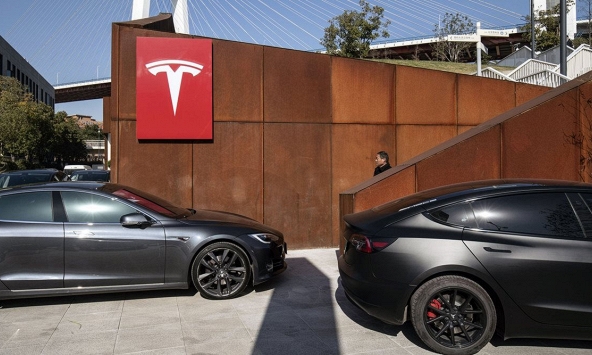 Vốn hóa của Tesla ‘bốc hơi’ 140 tỷ USD trong một ngày sau khi Musk thăm dò việc bán cổ phiếu