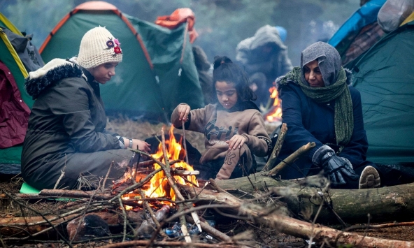Ảnh: Hàng ngàn người di cư mắc kẹt tại biên giới giữa Ba Lan và Belarus.