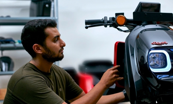 Giá xăng tăng kỷ lục, động lực để người tiêu dùng Ấn Độ chuyển sang xe điện